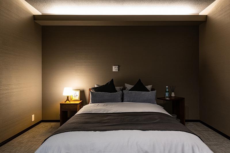 間接照明がやわらかい灯を届ける寝室。