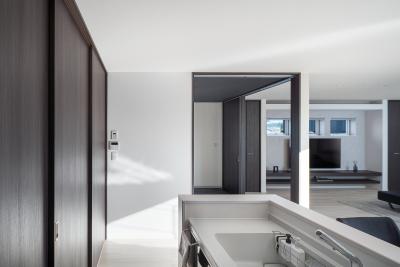 キッチン：食器棚などは扉を設けすっきり見せるデザインに。