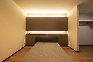 寝室、照明：間接照明を採用したラグジュアリーな寝室。