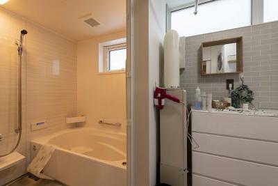 ラバトリー・洗面所：白をベースとした明るいバスルーム。