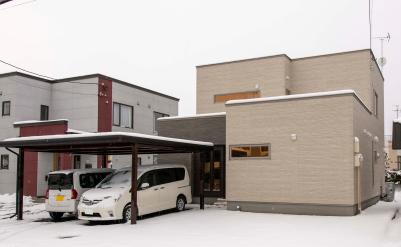 外観：雪の多い旭川市。雪対策で外構にはカーポートを設置。
