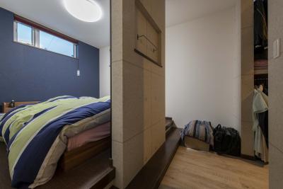 寝室：主寝室は、部屋に入ってから一段フロアを上げて設計。