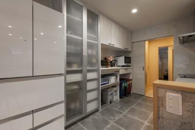 キッチン：リビングのハイ天井部分を貼分け、開放的な雰囲気に。