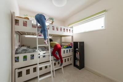 子供部屋：遊ぶ部屋と寝る部屋を分けた、子どもの寝室