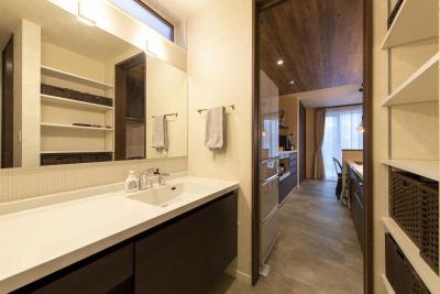 ラバトリー・洗面所：キッチンに隣接して位置する洗面スペース