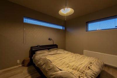 寝室：横長の窓を採用した主寝室