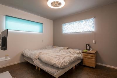寝室：横長の窓を配し、シンプルで落ち着いた雰囲気に仕上た主寝室