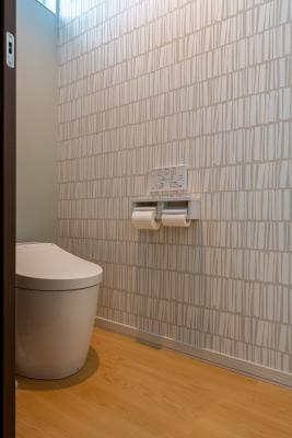 トイレ、壁紙：壁紙は一面にアクセントクロスで