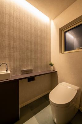 トイレ：1階レストルームは標準仕様のタンクレストイレを採用