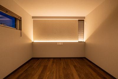 寝室、照明：枕元に間接照明を配置。下からの光のグラデーションで癒しのライティングを実現