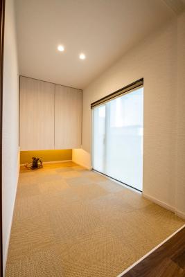 畳の様なフロアタイルを市松貼で仕上げ。和室らしい雰囲気に。