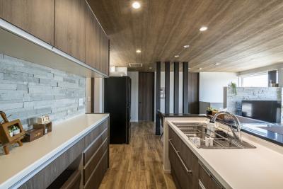 キッチン：床や天井に合わせたウッド調のキッチンで統一
