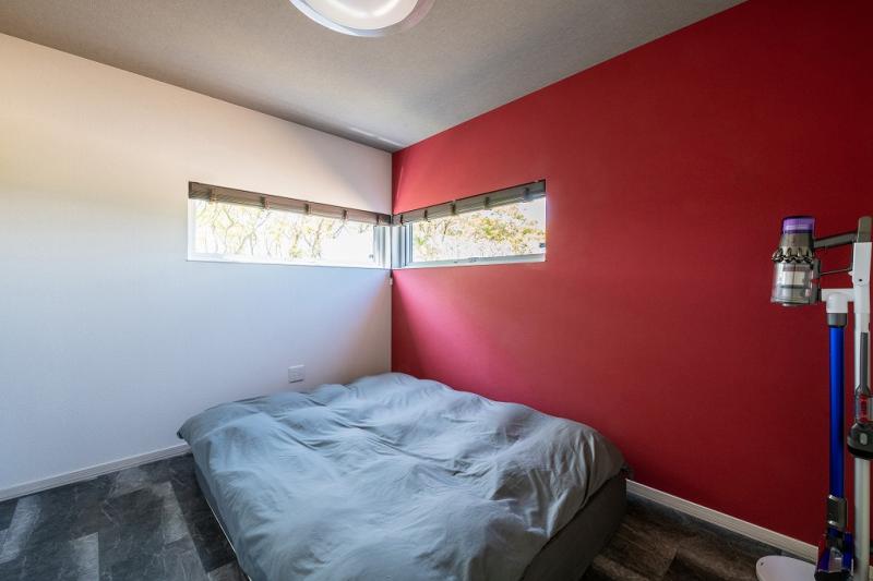 白×赤、窓も工夫した配置で印象的な寝室に