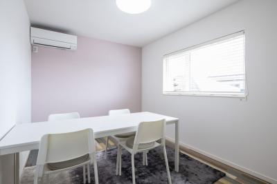 子供部屋：淡いピンクのアクセントクロスを採用した洋室