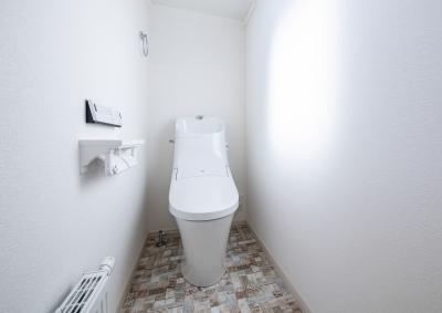 2階トイレは明るい陽ざしが届く清潔感のある空間に