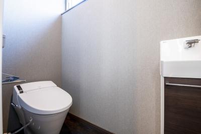 トイレ：1階トイレはタンクレストイレを採用