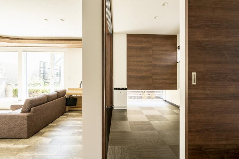 ゲストルームはリビング側、キッチン側それぞれにアクセスできる2面に扉を設置