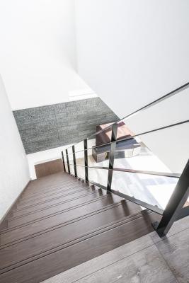 階段、吹き抜け：吹抜けやスチール手摺により明るく開放的な階段に