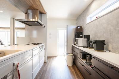 キッチン：アイランドキッチンにも下がり壁を採用し、開放的でオシャレな空間に