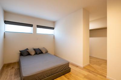 寝室：1階はナラ樫のフローリングを使用し、落ち着きのある雰囲気に