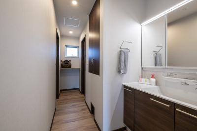 ラバトリー・洗面所：熟慮された生活動線、洗面化粧台はオープンなスペースに配置