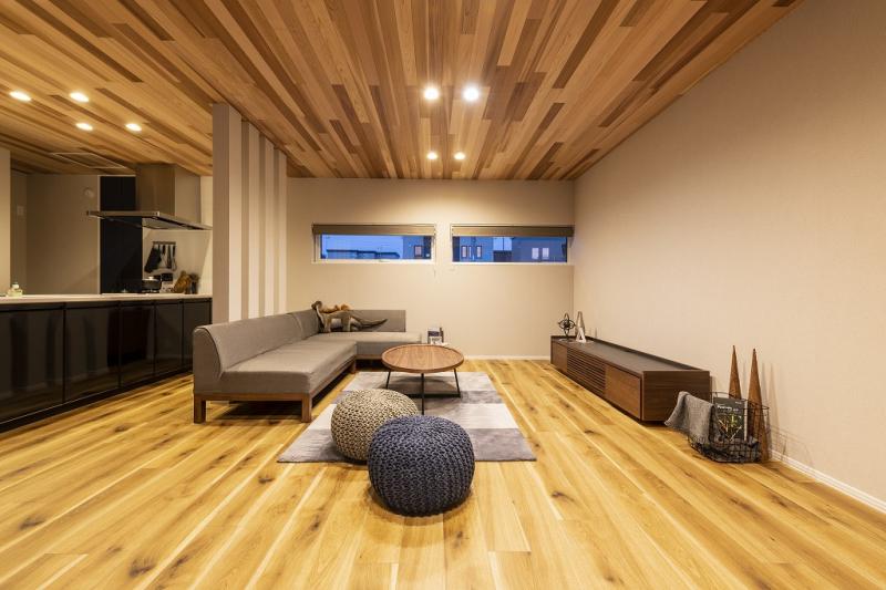天井と床、木目のラインが美しいリビング