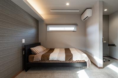 寝室、照明：下がり天井に間接照明をプラン、やわらかい光が部屋を包む