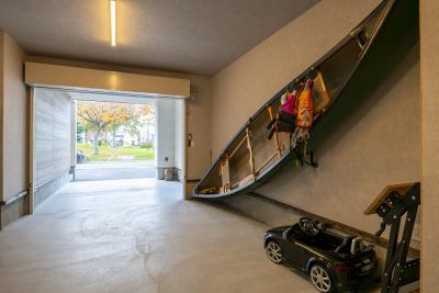 ガレージ内には趣味のカヌーが飾られている。たっぷりと収納できるスペースを確保