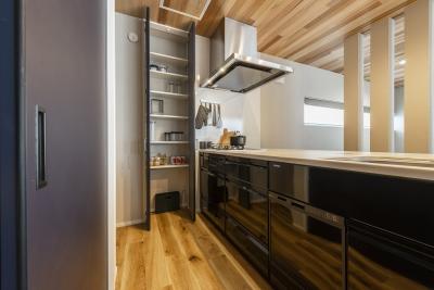 キッチン、食品庫：オープンタイプのキッチンと可動棚を設置したパントリー