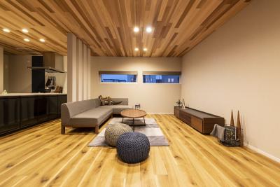 リビング：天井と床、木目のラインが美しいリビング
