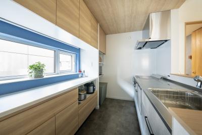 二の字型に配置した食器棚の間に窓を設置。明るく清潔感のあるキッチンが完成