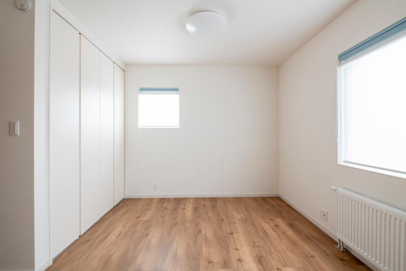 洋室は白の建具と木目の床で飽きの来ないデザインに
