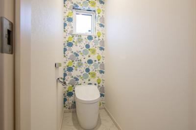 トイレ：1階トイレは華やかなアクセントクロス採用