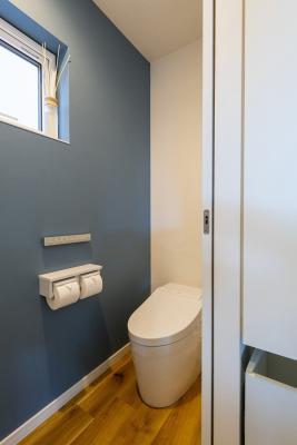 トイレ、壁紙：2階のレストルームはタンクレストイレに
