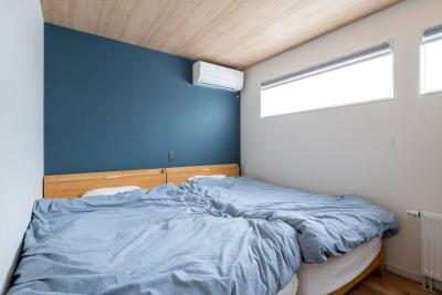 寝室：天井の木目調のクロスとブルーグレーのアクセントクロスがマッチ