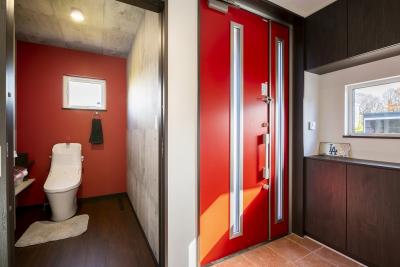 玄関、トイレ：玄関の扉はお気に入りの深紅をセレクト