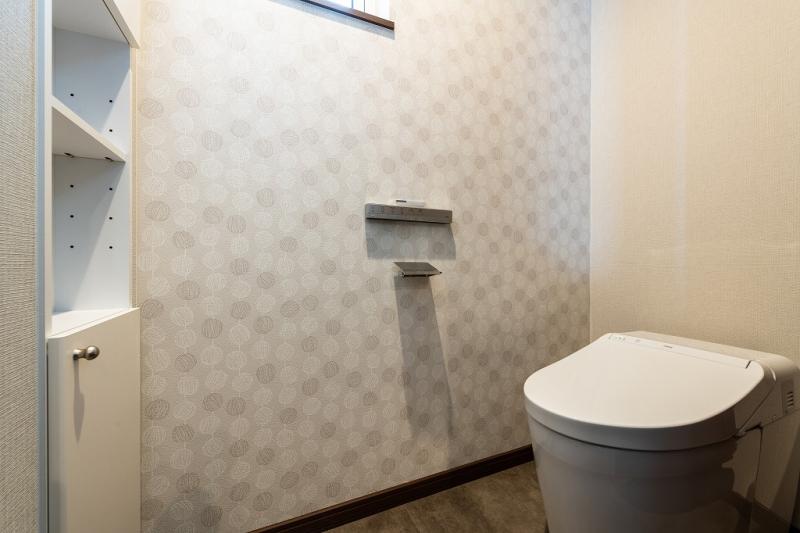 1階トイレは清潔感を感じる白でコーディネート