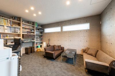 書斎：10帖分の事務室はRC調のクロス、床材はカーペットタイルを採用