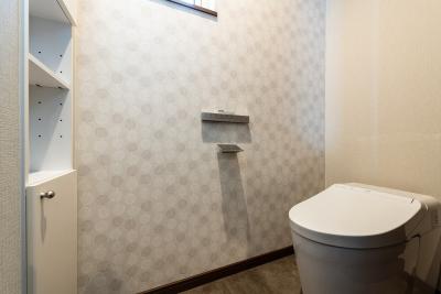 トイレ：1階トイレは清潔感を感じる白でコーディネート