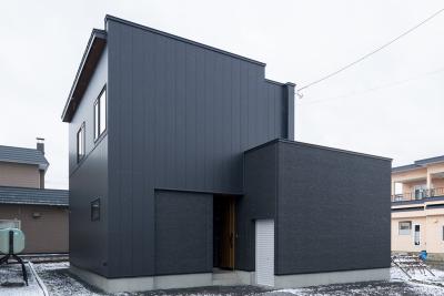 外観：外壁のメインはガルバリウム鋼板を採用、アクセントに同じく黒のサイディングをセレクト