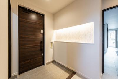 玄関：玄関には間接照明を配したギャラリースペースを設置