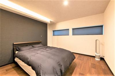 寝室：間接照明やアクセントクロスの採用でラグジュアリーな雰囲気に