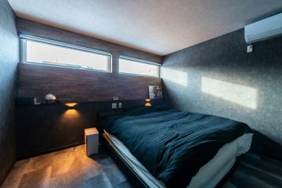 寝室：ベッドヘッド部分にカウンターを設置、間接照明で落ち着いた雰囲気に