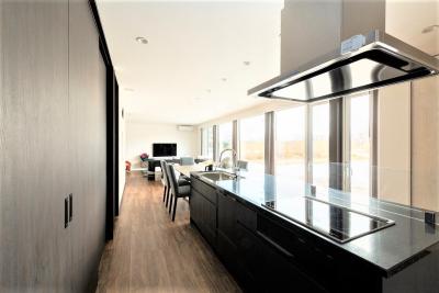 キッチン：キッチン天板は高級感溢れるブラックの人造大理石を採用