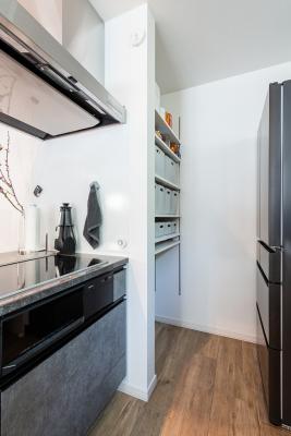 キッチン、収納：見えにくい場所に食品ストックスペースを確保