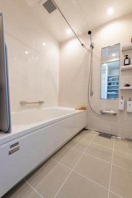 バスルーム：白で統一された清潔感あるバスルーム