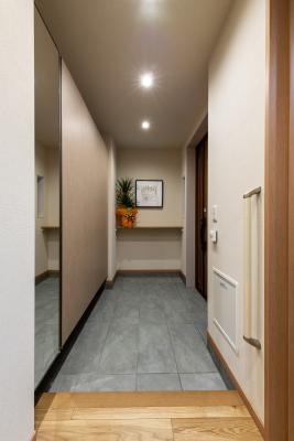 玄関：二世帯共用の玄関は広さと収納スペースをたっぷり確保