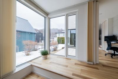 庭、スキップフロア：外とのつながりを創るため大きな窓を採用