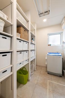 納戸・サービスルーム：UTには可動棚を３つ設置。収納家具を使い大容量の収納を実現