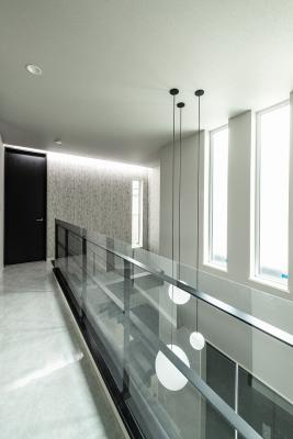 ホール、廊下、吹き抜け：2階ホールは明るく、間接照明による空間デザインをプラス